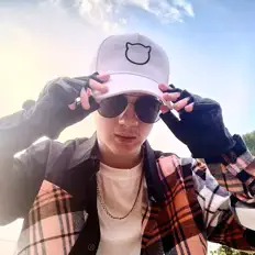 Dengarkan MRR, tonton video musik, baca bio, lihat tanggal tur & lainnya!