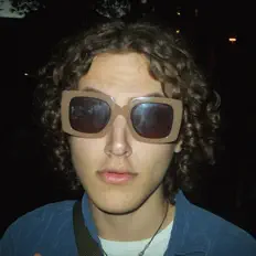 Williams*을(를) 듣고, 뮤직 비디오를 보고, 약력을 읽고, 투어 일정 등을 확인하세요!