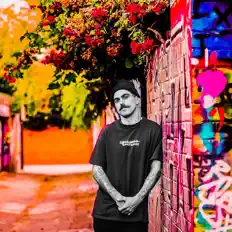 Posłuchaj wykonawcy ROB MOLLI, obejrzyj teledyski, przeczytaj biografię, zobacz daty tras koncertowych i nie tylko!