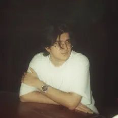 ATHRVを聴いたり、ミュージックビデオを鑑賞したり、経歴やツアー日程などを確認したりしましょう！