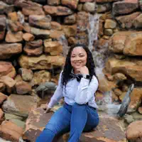 聆聽 undefined、觀看音樂影片、閱讀小傳、查看巡演日期等！