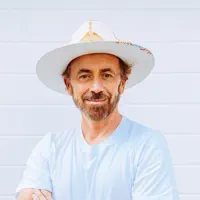 Escucha a undefined, mira videos musicales, lee su biografía, consulta las fechas de las gira y más.