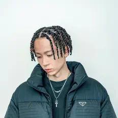 聆聽 rrilliy、觀看音樂影片、閱讀小傳、查看巡演日期等！