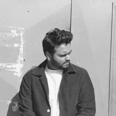 Hör dir JUNRA an, schau dir Musikvideos an, lies die Biografie, finde Tourdaten und mehr!