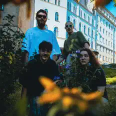 Luister naar Joyriders, bekijk muziekvideo's, lees de bio, bekijk de tourdata, en meer!