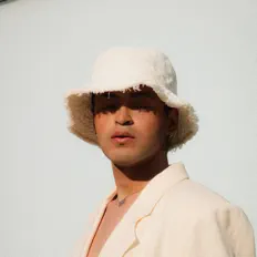 Posłuchaj wykonawcy Javian, obejrzyj teledyski, przeczytaj biografię, zobacz daty tras koncertowych i nie tylko!