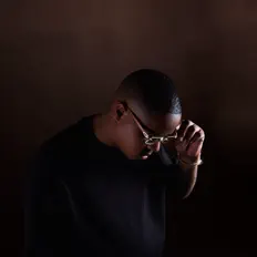Poslechněte si interpreta MellowBone, sledujte hudební videa, přečtěte si životopis, podívejte se na data turné a další informace.