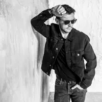 Escucha a undefined, mira videos musicales, lee su biografía, consulta las fechas de las gira y más.