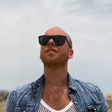 Hör dir Gully B an, schau dir Musikvideos an, lies die Biografie, finde Tourdaten und mehr!