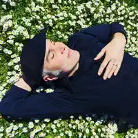 undefinedを聴いたり、ミュージックビデオを鑑賞したり、経歴やツアー日程などを確認したりしましょう！