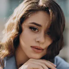 Poslechněte si interpreta Mári, sledujte hudební videa, přečtěte si životopis, podívejte se na data turné a další informace.