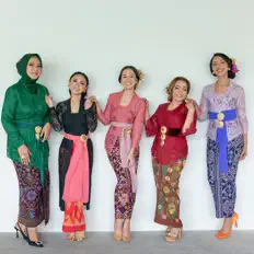 聆聽 5 Wanita、觀看音樂影片、閱讀小傳、查看巡演日期等！