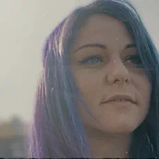 Lyraを聴いたり、ミュージックビデオを鑑賞したり、経歴やツアー日程などを確認したりしましょう！