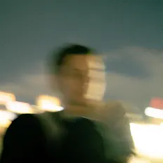 聆聽 Jakka、觀看音樂影片、閱讀小傳、查看巡演日期等！