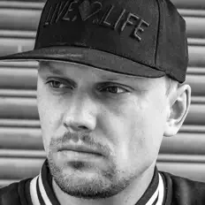 Dengarkan Genzo, tonton video musik, baca bio, lihat tanggal tur & lainnya!