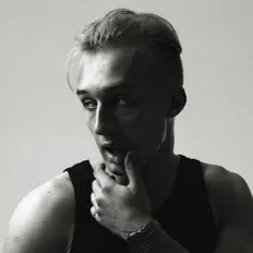 Poslechněte si interpreta клч, sledujte hudební videa, přečtěte si životopis, podívejte se na data turné a další informace.