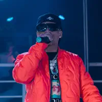 undefined dinle, müzik videolarını izle, biyografisini oku, tur tarihlerini ve daha fazlasını gör!