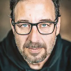 Hör dir GAUS an, schau dir Musikvideos an, lies die Biografie, finde Tourdaten und mehr!