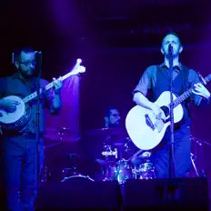 Écoutez Cursed on Earth, regardez des vidéoclips, lisez la biographie, consultez les dates de tournée et plus encore !