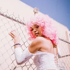 Lola Lexxを聴いたり、ミュージックビデオを鑑賞したり、経歴やツアー日程などを確認したりしましょう！