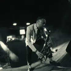 聆聽 Oskar Sax、觀看音樂影片、閱讀小傳、查看巡演日期等！