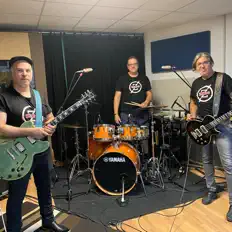 Dengarkan Zero, tonton video musik, baca bio, lihat tanggal tur & lainnya!