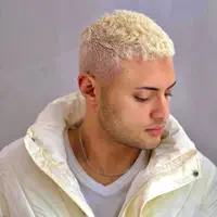 undefinedを聴いたり、ミュージックビデオを鑑賞したり、経歴やツアー日程などを確認したりしましょう！