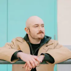 Hör dir Emuh an, schau dir Musikvideos an, lies die Biografie, finde Tourdaten und mehr!