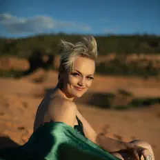 Carleen dinle, müzik videolarını izle, biyografisini oku, tur tarihlerini ve daha fazlasını gör!