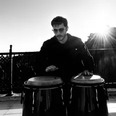 Ouve Ali Tekesin, vê vídeos de música, lê a biografia, vê as datas da digressão e muito mais!