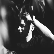 Yønder dinle, müzik videolarını izle, biyografisini oku, tur tarihlerini ve daha fazlasını gör!