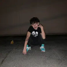 Posłuchaj wykonawcy Wes1k, obejrzyj teledyski, przeczytaj biografię, zobacz daty tras koncertowych i nie tylko!