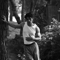 Escucha a Revery, mira videos musicales, lee su biografía, consulta las fechas de las gira y más.