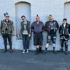 The Oi!takus सुनें, म्यूज़िक वीडियो देखें, बायो पढ़ें, दौरे की तारीखें और बहुत कुछ देखें!