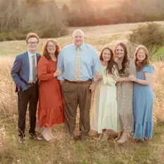 The Lovette Family सुनें, म्यूज़िक वीडियो देखें, बायो पढ़ें, दौरे की तारीखें और बहुत कुछ देखें!