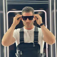 Poslechněte si interpreta Mr.Nash, sledujte hudební videa, přečtěte si životopis, podívejte se na data turné a další informace.