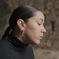 Écoutez Lola Akwa, regardez des vidéoclips, lisez la biographie, consultez les dates de tournée et plus encore !