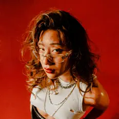 聆聽 PETITE、觀看音樂影片、閱讀小傳、查看巡演日期等！