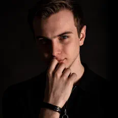 Astrazaを聴いたり、ミュージックビデオを鑑賞したり、経歴やツアー日程などを確認したりしましょう！