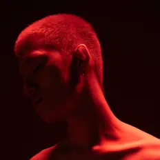 收听 Chris Fang、观看音乐视频、阅读小传、查看巡演日期等 ！