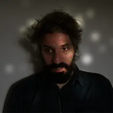 Poslechněte si interpreta Dim Grimm, sledujte hudební videa, přečtěte si životopis, podívejte se na data turné a další informace.