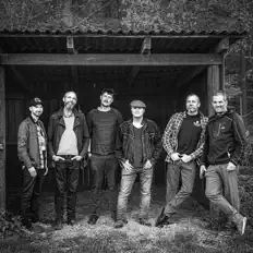 Ouve Når Far Bli'r Blå, vê vídeos de música, lê a biografia, vê as datas da digressão e muito mais!