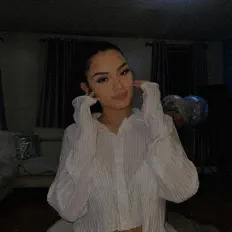 CryBabyを聴いたり、ミュージックビデオを鑑賞したり、経歴やツアー日程などを確認したりしましょう！