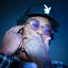 Tmrrwを聴いたり、ミュージックビデオを鑑賞したり、経歴やツアー日程などを確認したりしましょう！