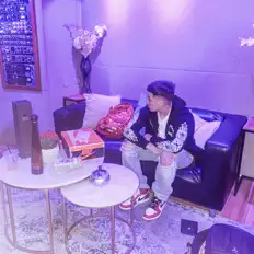 Poslechněte si interpreta C3Money, sledujte hudební videa, přečtěte si životopis, podívejte se na data turné a další informace.