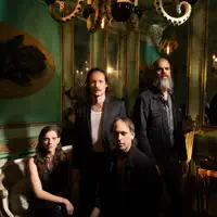 Luister naar undefined, bekijk muziekvideo's, lees de bio, bekijk de tourdata, en meer!