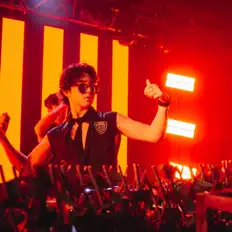 Party Crasherを聴いたり、ミュージックビデオを鑑賞したり、経歴やツアー日程などを確認したりしましょう！