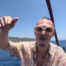 Hör dir Lee Danny an, schau dir Musikvideos an, lies die Biografie, finde Tourdaten und mehr!