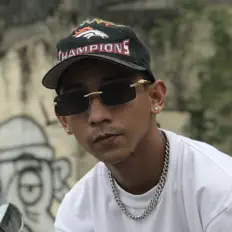 收听 J. Auste、观看音乐视频、阅读小传、查看巡演日期等 ！