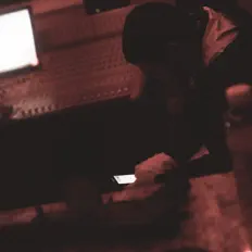 CHRIX11を聴いたり、ミュージックビデオを鑑賞したり、経歴やツアー日程などを確認したりしましょう！